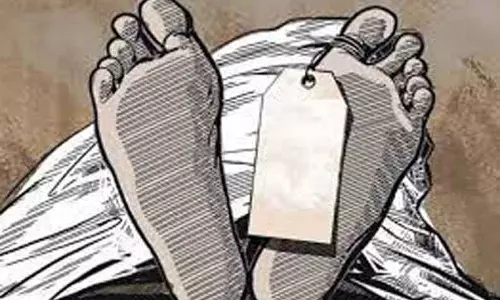 மோட்டார் சைக்கிள் மீது கார் மோதி மாணவர் பலி:2 பேர் படுகாயம் மோட்டார் சைக்கிள் மீது கார் மோதி மாணவர் பலி:2 பேர் படுகாயம்