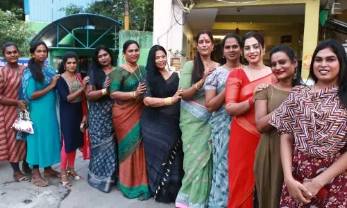 கூவாகம் கூத்தாண்டவர் கோவில் சித்திரை திருவிழாவை காணவிழுப்புரத்தில் குவிந்த திருநங்கைகள்சாலைகளில் ஒய்யாரமாக வலம் வருகின்றனர்