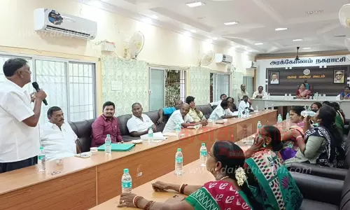 அதிகாரிகள் முறையாக வேலை செய்யாததால் அரசுக்கு அவப்பெயர் ஏற்படுகிறது-தி.மு.க.கவுன்சிலர் வேதனை