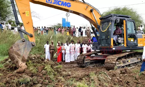 வடிகால் வாய்க்கால் தூர்வாரும் பணி