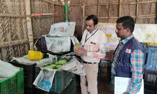 பழக்கடைகளில் உணவு பாதுகாப்பு துறை அதிகாரிகள் திடீர் சோதனை பழக்கடைகளில் உணவு பாதுகாப்பு துறை அதிகாரிகள் திடீர் சோதனை