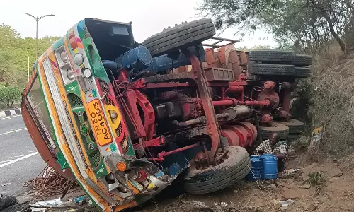 தொப்பூர் கணவாயில்லாரிகள் கவிழ்ந்து விபத்து; டிரைவர்கள் உள்பட 3 பேர் காயம்போக்குவரத்து பாதிப்பு தொப்பூர் கணவாயில்லாரிகள் கவிழ்ந்து விபத்து; டிரைவர்கள் உள்பட 3 பேர் காயம்போக்குவரத்து பாதிப்பு