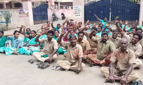 தூய்மை பணியாளர்கள் திடீர் தர்ணா போராட்டம்