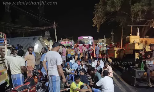 விஷமங்கலம் கிராமத்தில் வேகத்தடை அமைக்காத நெடுஞ்சாலை துறையினரை கண்டித்து சாலை மறியல