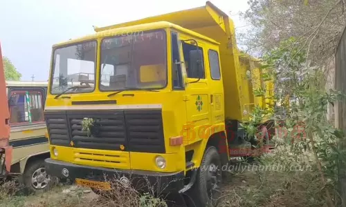 மண் கடத்திய பொக்லைன் எந்திரம், 2 டிப்பர் லாரிகள் பறிமுதல் மண் கடத்திய பொக்லைன் எந்திரம், 2 டிப்பர் லாரிகள் பறிமுதல்