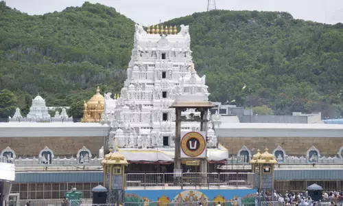 திருப்பதி ஏழுமலையான் கோவிலில் நீண்ட நேரம் காத்திருந்து பக்தர்கள் சாமி தரிசனம்..!!