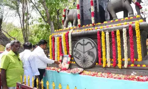சங்க கால நினைவு தூணுக்கு மாலை அணிவித்து மரியாதை சங்க கால நினைவு தூணுக்கு மாலை அணிவித்து மரியாதை