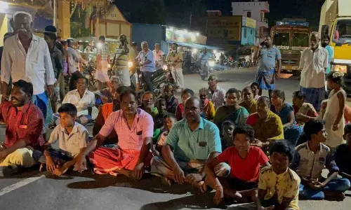 முறையாக மின்சாரம் வழங்கக்கோரிபெண்ணாடத்தில் பொதுமக்கள் திடீர் மறியல்போக்குவரத்து பாதிப்பு