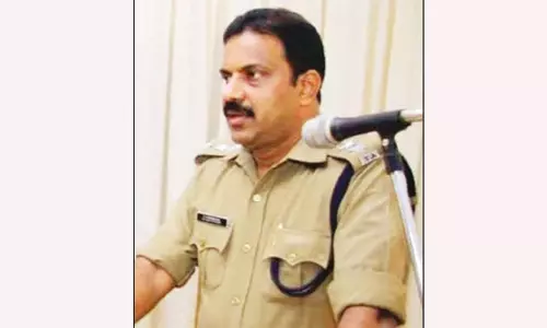 முன்னாள் துணை போலீஸ் சூப்பிரண்டு ரெயில் முன் பாய்ந்து தற்கொலை : காரணம் என்ன? போலீசார் விசாரணை முன்னாள் துணை போலீஸ் சூப்பிரண்டு ரெயில் முன் பாய்ந்து தற்கொலை : காரணம் என்ன? போலீசார் விசாரணை