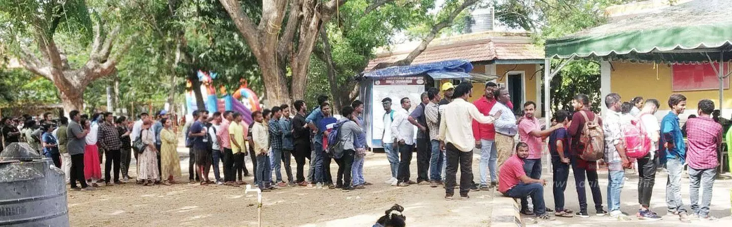 கடற்கரையில் குவிந்த சுற்றுலா பயணிகள் கடற்கரையில் குவிந்த சுற்றுலா பயணிகள்