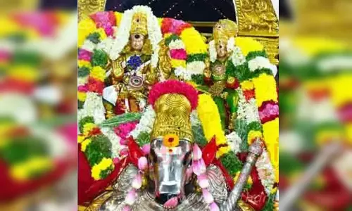 சித்திரை திருவிழா: மதுரை மீனாட்சி அம்மனுக்கு இன்று பட்டாபிஷேகம்..! சித்திரை திருவிழா: மதுரை மீனாட்சி அம்மனுக்கு இன்று பட்டாபிஷேகம்..!