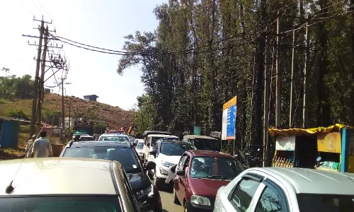 சிக்கமகளூருவில் சுற்றுலா பயணிகள் குவிந்ததால் போக்குவரத்து நெரிசல்