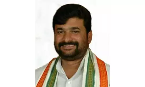 புதிய தொழில்நுட்ப உதவியுடன் பிரசாரம் செய்யும் காங்கிரஸ் வேட்பாளர் புதிய தொழில்நுட்ப உதவியுடன் பிரசாரம் செய்யும் காங்கிரஸ் வேட்பாளர்