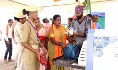 பெண்களின் பைகளில் இருந்த அழகு சாதன பொருட்கள் பறிமுதல் பெண்களின் பைகளில் இருந்த அழகு சாதன பொருட்கள் பறிமுதல்