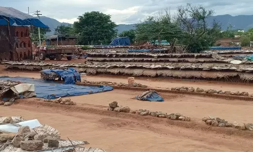 கம்பம் பகுதியில் தனிநபருக்கு மண் அள்ள அனுமதி:செங்கல் சூளைகளில் உற்பத்தி நிறுத்தம்: அரசு மூலம் விற்பனை செய்ய கோரிக்கை