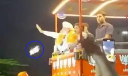 பிரதமர் மோடி மேற்கொண்ட தேர்தல் பேரணியில் பாதுகாப்பு குறைபாடு; செல்போன் வீசப்பட்டதால் பரபரப்பு...!