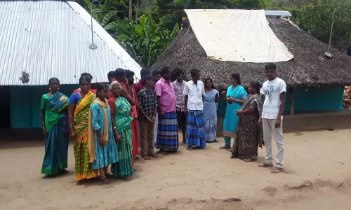 பழங்குடியின மக்களுக்கு வீடு கட்டுவது குறித்து அதிகாரி ஆய்வு