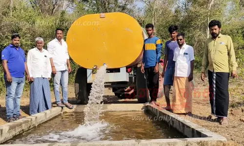 விலங்குகளுக்காக தொட்டிகளில் தண்ணீர் நிரப்பும் பணி விலங்குகளுக்காக தொட்டிகளில் தண்ணீர் நிரப்பும் பணி