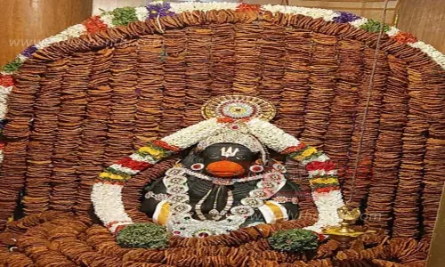 எட்டெழுத்து பெருமாள் கோவிலில் ஆஞ்சநேயருக்கு வடை மாலை