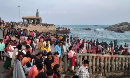 கன்னியாகுமரியில் சுற்றுலா பயணிகள் கூட்டம் அலைமோதியது கன்னியாகுமரியில் சுற்றுலா பயணிகள் கூட்டம் அலைமோதியது