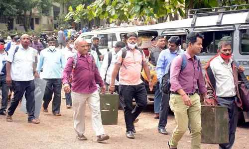 2-வது நாளாக வீட்டில் இருந்தபடியே 20,049 பேர் வாக்களிப்பு 2-வது நாளாக வீட்டில் இருந்தபடியே 20,049 பேர் வாக்களிப்பு