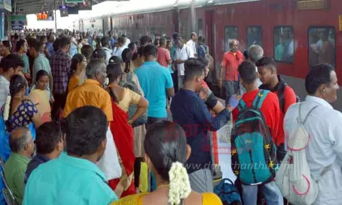 மாணவ -மாணவிகளுக்கு கோடை விடுமுறை:ஈரோடு ரெயில் -பஸ் நிலையங்களில் அலைமோதிய பயணிகள் கூட்டம்