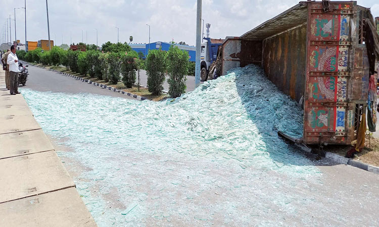 குன்றத்தூர் அருகே கண்ணாடி ஏற்றி வந்த லாரி கவிழ்ந்ததால் வாகன ஓட்டிகள் அவதி