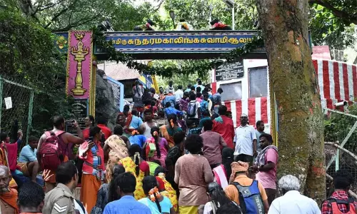 சதுரகிரி கோவிலுக்கு செல்ல பக்தர்களுக்கு 4 நாட்கள் அனுமதி சதுரகிரி கோவிலுக்கு செல்ல பக்தர்களுக்கு 4 நாட்கள் அனுமதி