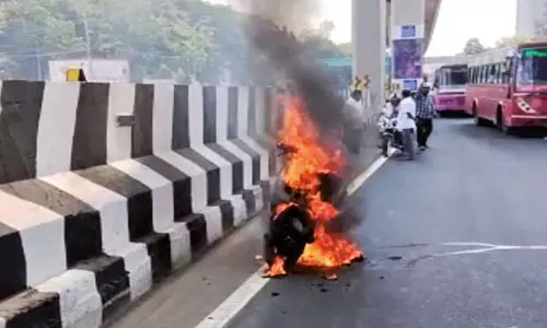 கத்திப்பாரா மேம்பாலத்தில் மோட்டார் சைக்கிள் தீப்பிடித்து எரிந்ததால் பரபரப்பு கத்திப்பாரா மேம்பாலத்தில் மோட்டார் சைக்கிள் தீப்பிடித்து எரிந்ததால் பரபரப்பு