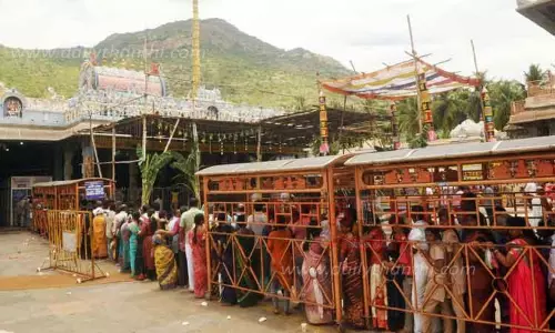அருணாசலேஸ்வரர் கோவிலில் பக்தர்கள் கூட்டம் அலைமோதியது அருணாசலேஸ்வரர் கோவிலில் பக்தர்கள் கூட்டம் அலைமோதியது