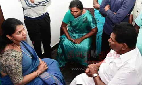 கிராம நிர்வாக அலுவலர் குடும்பத்துக்குஅரசு சார்பில் ரூ.1 கோடி நிவாரணம்-கனிமொழி எம்.பி. வழங்கினார்