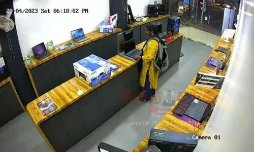 மடிக்கணினியை திருடிய இளம்பெண்; ஊழியர்களிடம் சிக்கியதால் ஓட்டம்