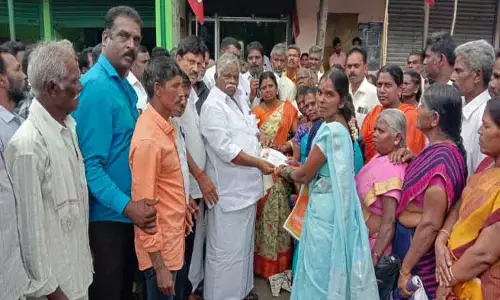 34-ம் ஆண்டு தொடக்க விழா:45 நலிவடைந்த தொழிலாளர்கள் குடும்பத்திற்கு நிதியுதவி-வால்பாறை அமீது வழங்கினார் 34-ம் ஆண்டு தொடக்க விழா:45 நலிவடைந்த தொழிலாளர்கள் குடும்பத்திற்கு நிதியுதவி-வால்பாறை அமீது வழங்கினார்