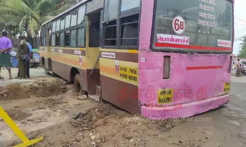 பொள்ளாச்சி-கோட்டூர் ரோட்டில் பள்ளத்தில் சிக்கிய அரசு பஸ்சால் பரபரப்பு-போக்குவரத்து பாதிப்பு பொள்ளாச்சி-கோட்டூர் ரோட்டில் பள்ளத்தில் சிக்கிய அரசு பஸ்சால் பரபரப்பு-போக்குவரத்து பாதிப்பு