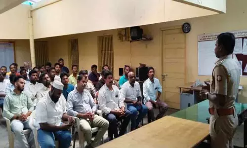 பொள்ளாச்சியில் செல்போன் கடைக்காரர்களுக்கு போலீசார் விழிப்புணர்வு