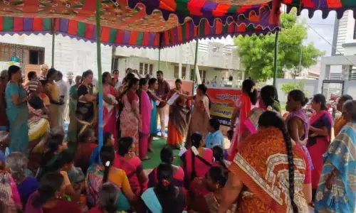 குப்பைகளை முறையாக அகற்றுவதில்லை என்றுக்கூறி உறுதி மொழி ஏற்க மறுத்து ஊராட்சி தலைவருடன் ெபண்கள் வாக்குவாதம்-மருதூர் கிராம சபை கூட்டத்தில் பரபரப்பு