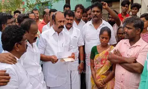 கபடி வீரரின் குடும்பத்தினருக்கு அமைச்சர் கே.ஆர்.பெரியகருப்பன்  நிதிஉதவி