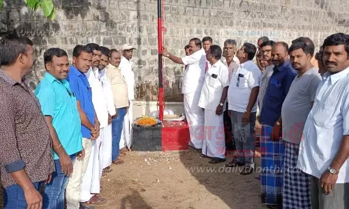 தர்மபுரியில் தொழிற்சங்கங்கள் சார்பில்மே தின விழா கொண்டாட்டம்கொடியேற்றி இனிப்பு வழங்கப்பட்டது