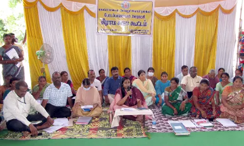 பெண் கல்விக்கு முக்கியத்துவம் அளிக்க வேண்டும்-கிராம சபை கூட்டத்தில் கலெக்டர் பேச்சு