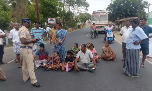 வெப்படை அருகே வழிப்பாதை ஆக்கிரமிப்பை அகற்றக்கோரி பொதுமக்கள் சாலை மறியல்