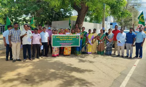 பரமத்தியில் தொடக்கப்பள்ளி ஆசிரியர்கள் ஆர்ப்பாட்டம்