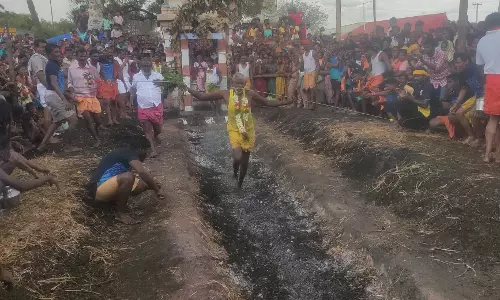 எஸ்.வாழவந்தி மாரியம்மன் கோவில் திருவிழா: தீ மிதித்து பக்தர்கள் நேர்த்திக்கடன்