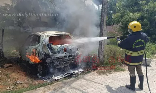 கார் தீப்பிடித்து எரிந்து நாசம்