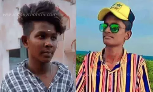 மோட்டார் சைக்கிள் மீது லாரி மோதி 2 மாணவர்கள் பலி மோட்டார் சைக்கிள் மீது லாரி மோதி 2 மாணவர்கள் பலி