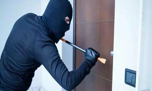 மளிகை கடையில் பூட்டை உடைத்து திருட்டு