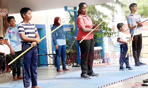 தொடர்ந்து 8 மணி நேரம் சிலம்பம் சுற்றி மாணவி சாதனை தொடர்ந்து 8 மணி நேரம் சிலம்பம் சுற்றி மாணவி சாதனை