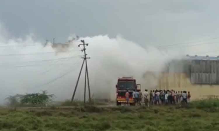 செங்குன்றம் அருகே ரசாயன கிடங்கில் இருந்து நச்சுப்புகை வெளியேற்றம் - கண் எரிச்சல், மூச்சுத்திணறல் ஏற்பட்டதால் பரபரப்பு