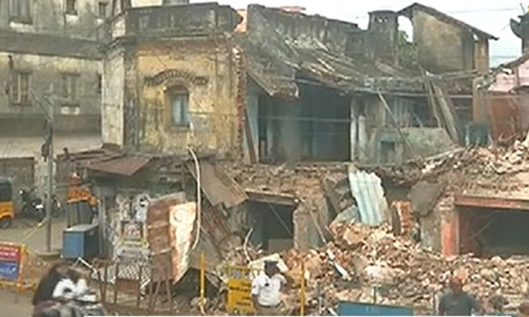 சென்னை பெரம்பூர் பேரக்ஸ் சாலையில் பழைய கட்டடம் இடிந்து விழுந்து விபத்து..!