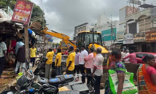 சித்ரா பவுர்ணமியை முன்னிட்டு சாலைகளில் ஆக்கிரமிப்புகள் அகற்றம் சித்ரா பவுர்ணமியை முன்னிட்டு சாலைகளில் ஆக்கிரமிப்புகள் அகற்றம்