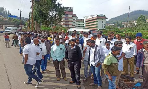 புதிய கட்டுப்பாடுகளை தளர்த்தக்கோரி வட்டார போக்குவரத்து அலுவலகத்தை சுற்றுலா வாகன டிரைவர்கள் முற்றுகை-ஊட்டியில் பரபரப்பு புதிய கட்டுப்பாடுகளை தளர்த்தக்கோரி வட்டார போக்குவரத்து அலுவலகத்தை சுற்றுலா வாகன டிரைவர்கள் முற்றுகை-ஊட்டியில் பரபரப்பு